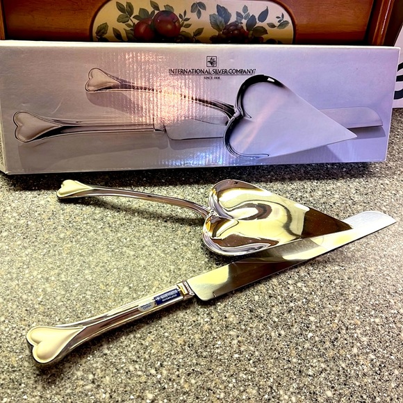 NWT International Silver Company 2 Piece Heart Shaped Serving Set - Picture 1 of 8